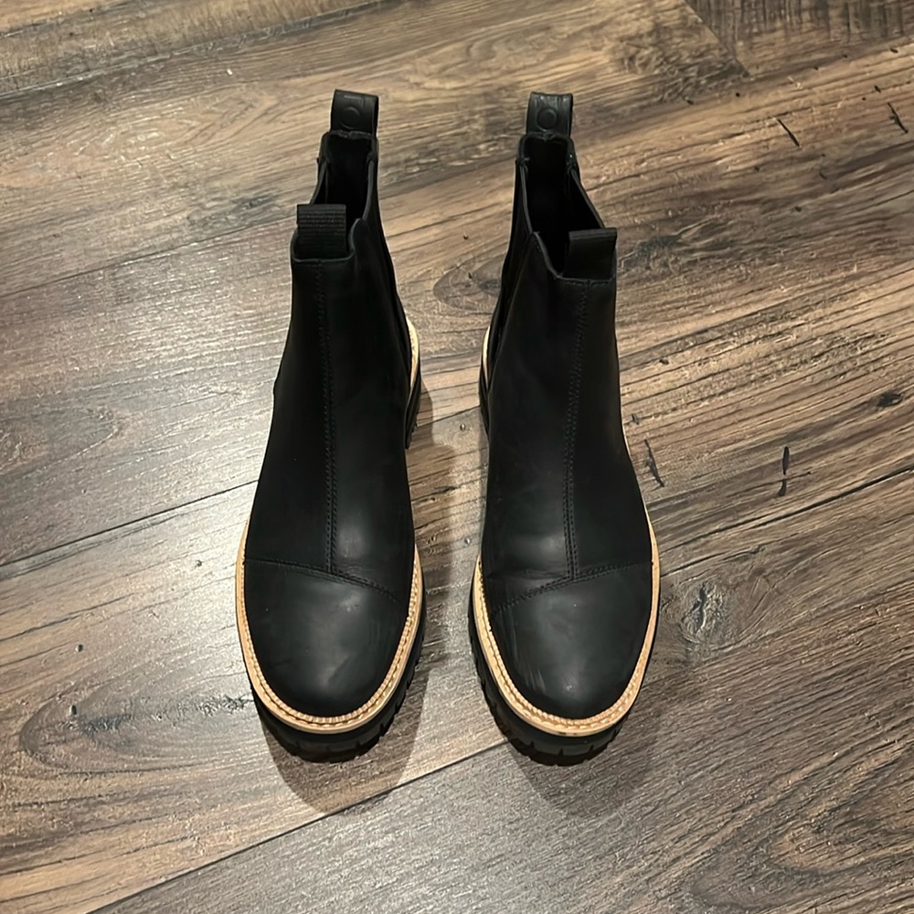 TOMS CHELSEA BOOT WTH BROWN TRIM